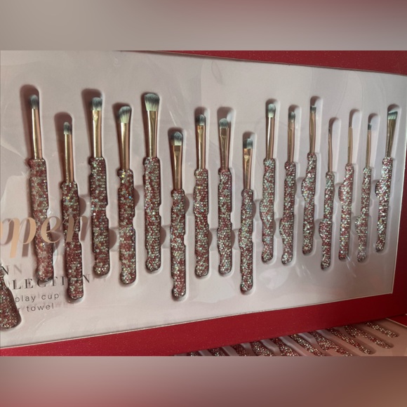 Glitz and Glam Viral Heartstopper Makeup Brush Set - Picture 2 of 6